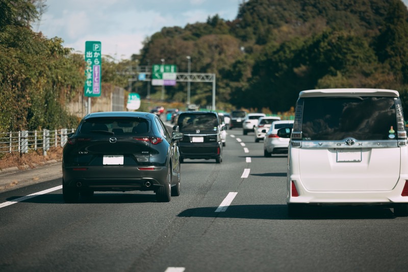 交通量の多い自動車道