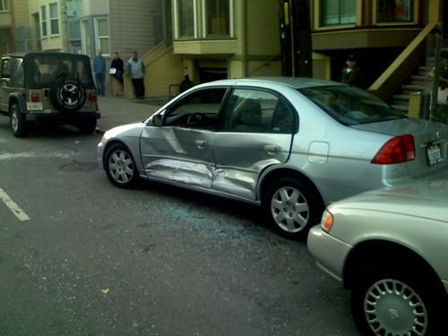 事故で破損した車