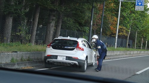 事故の様子をうかがう警察官