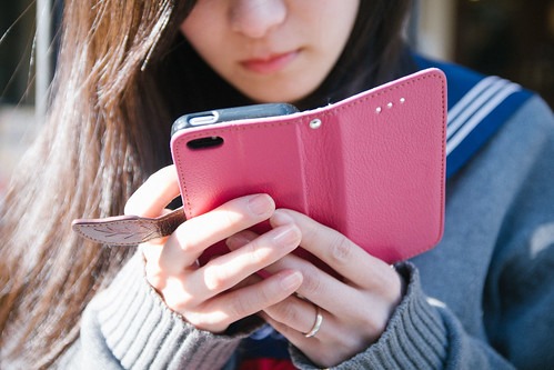 スマートフォンの使い過ぎでストレートネックになった人