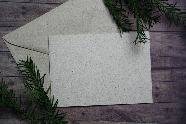 机に置かれた手紙と封筒