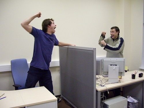 拳を振り上げて怒鳴る男性