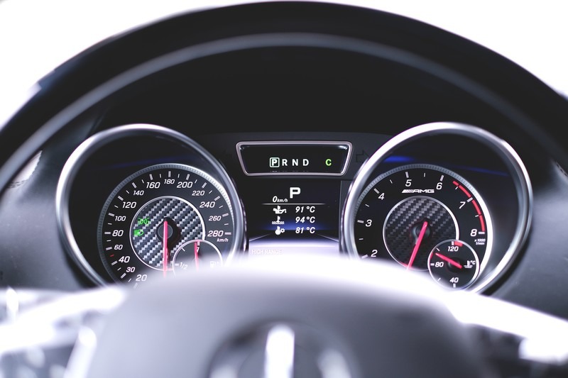 スピード厳守する車