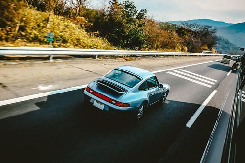 高速道路を走る車