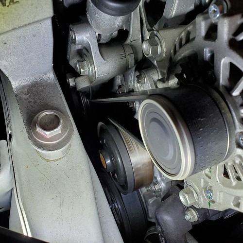 修理している発電機