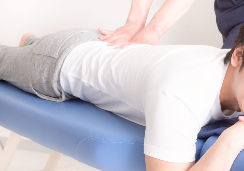 腰椎捻挫の治療を受けている男性