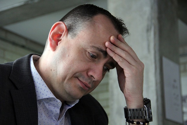 頭痛がする男性