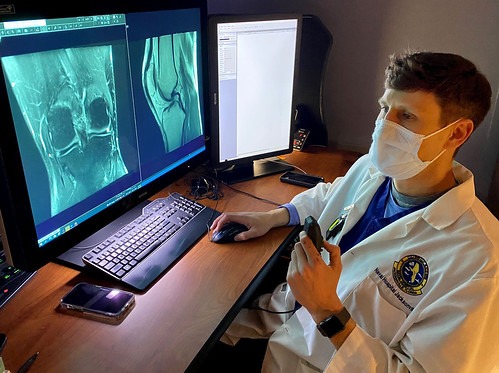 患者の怪我の映像をチェックしている医師