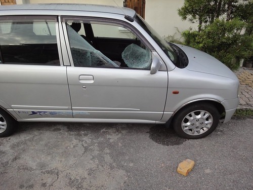 事故で破損した車