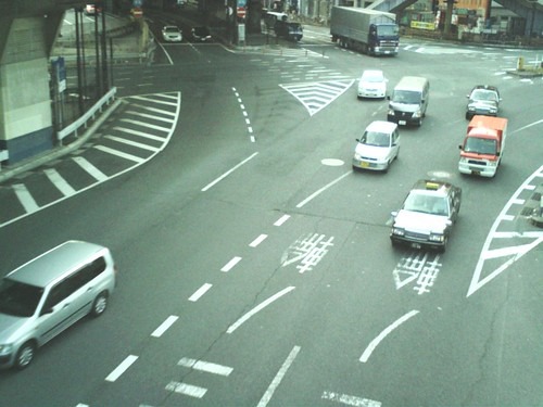 交差点を通行する自動車