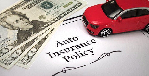 車の置物と保険の書類とお札