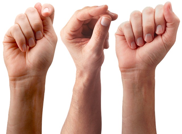 握りこぶしを作る手