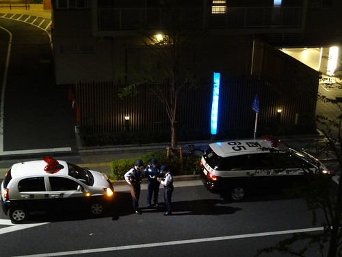 駐車違反を取り締まる警官