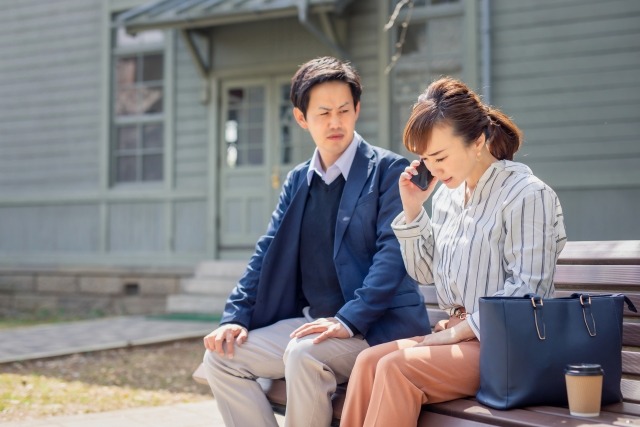 通院費の請求について相手側の保険会社に電話している