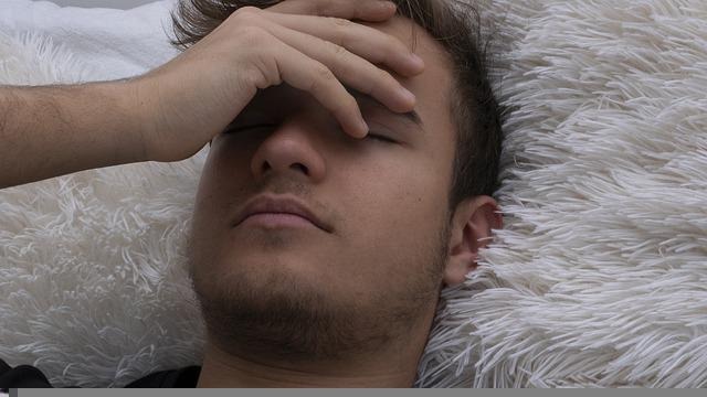 むちうちで頭痛が起きている人