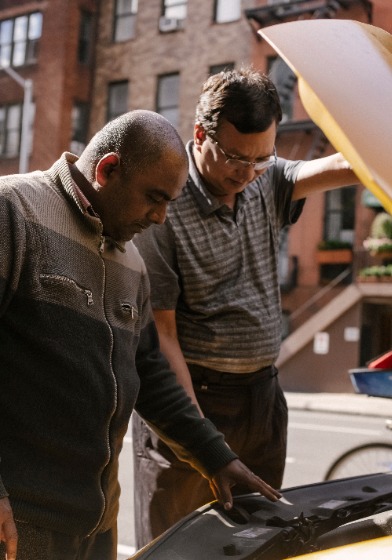 事故車をチェックしている2人の男性