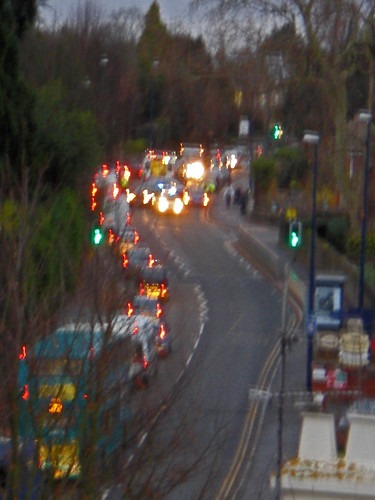 左側車線が渋滞した道路