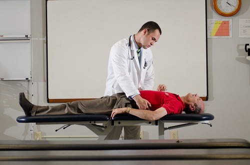 接骨院で治療を受けている男性