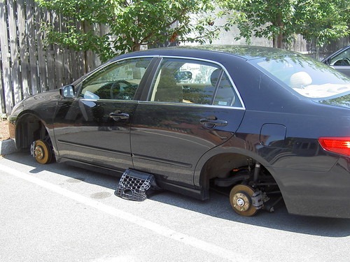 交通事故で破損した車