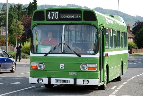 道路を走行している公共バス
