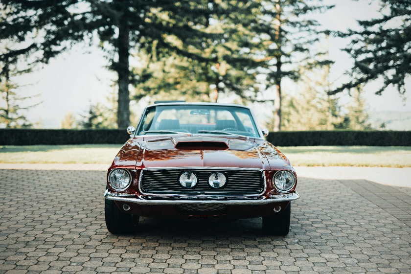 排気漏れ修理のために駐車している車