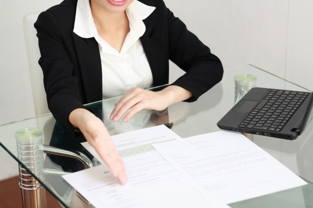 業者と契約している様子