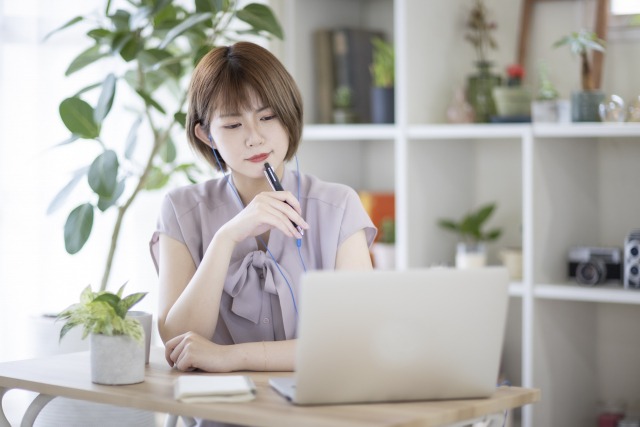 被害者請求について学ぶ女性