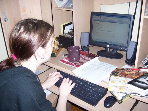 パソコンで職を探す女性