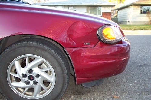 事故で破損した車