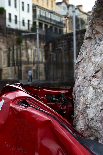 壁に激突した自動車