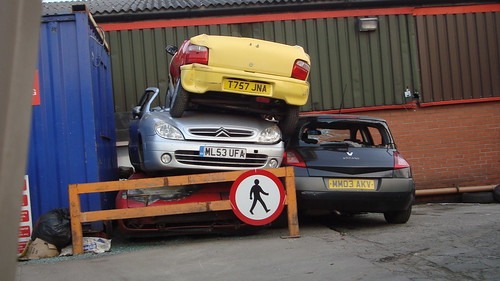 買取業者に売却した車が積まれている様子