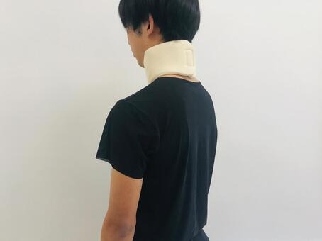 交通事故でむち打ちを被った男性