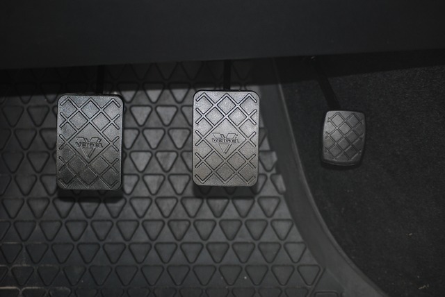 車のアクセルとブレーキパッド