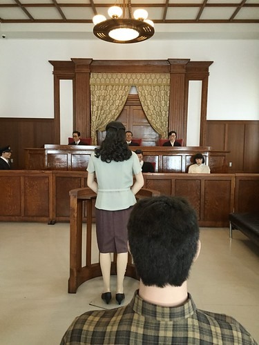 加害者が裁判している様子