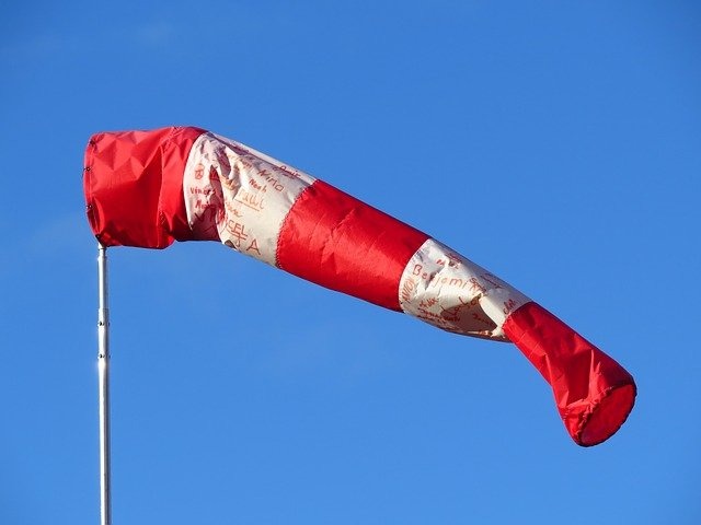 強風にあおられる吹き流し