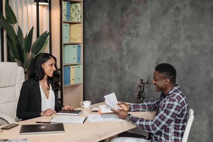 依頼者と弁護士が話をしている様子