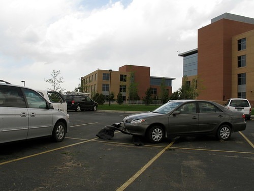 接触事故を起こした車