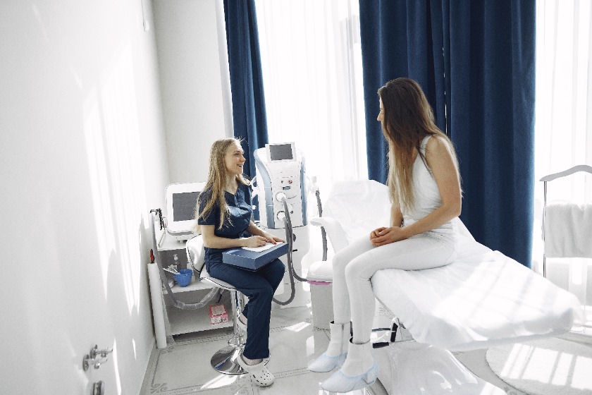 足の検査を受けている女性