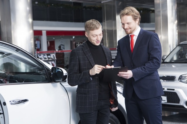 ディーラーに点検を依頼する様子