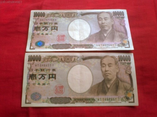 机に置かれた一万円札