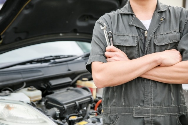 整備の必要な車と整備士