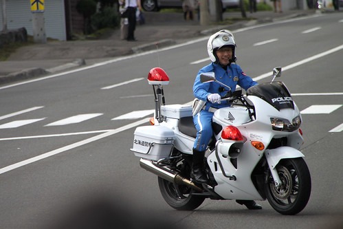 白バイに乗っている警察