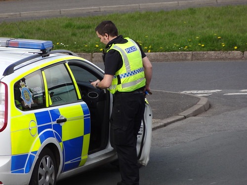 警察官がパトカーに乗ろうとしている様子