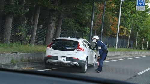 加害者が取り調べを受けている様子