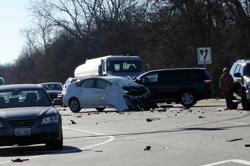 事故で大きく破損した車