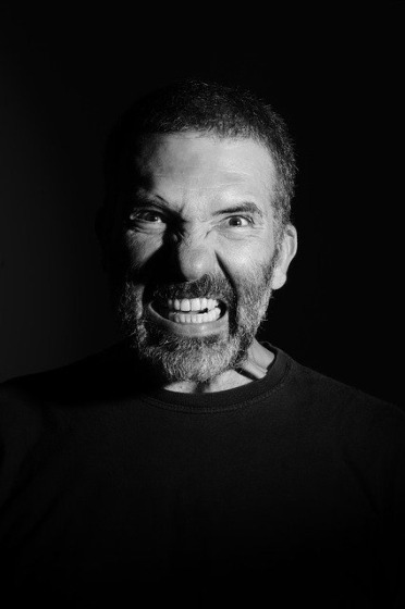 怒りながら主張する男性