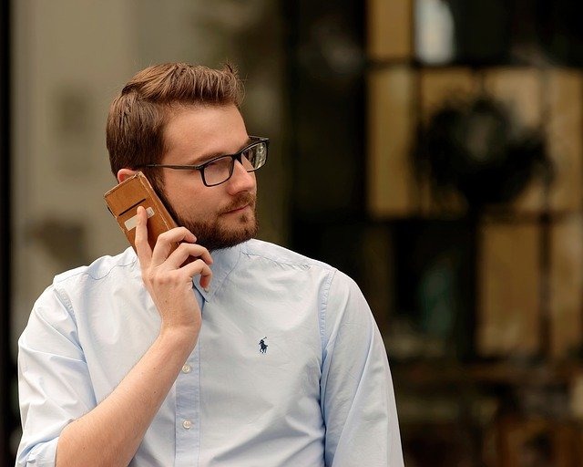 電話をするメガネをかけた男性