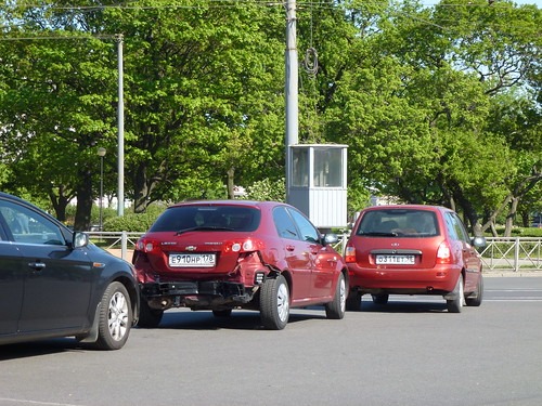 玉突き事故が起きた様子