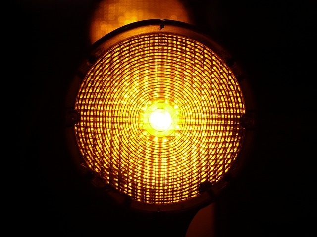 黄色に点灯する信号