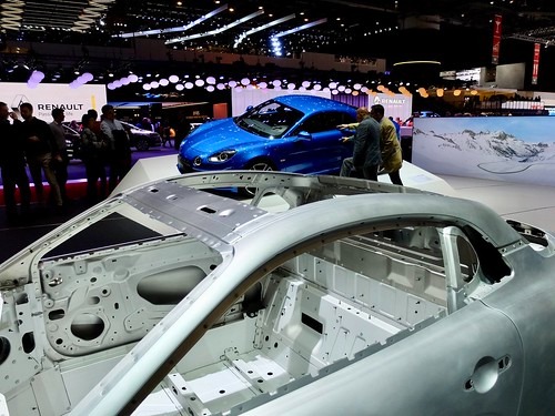 フレームが取り外された車両